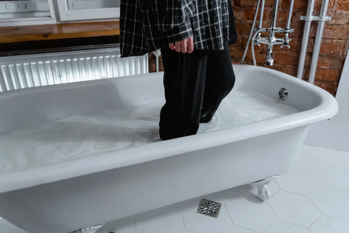 How to Clean a Bathtub With Baking Soda