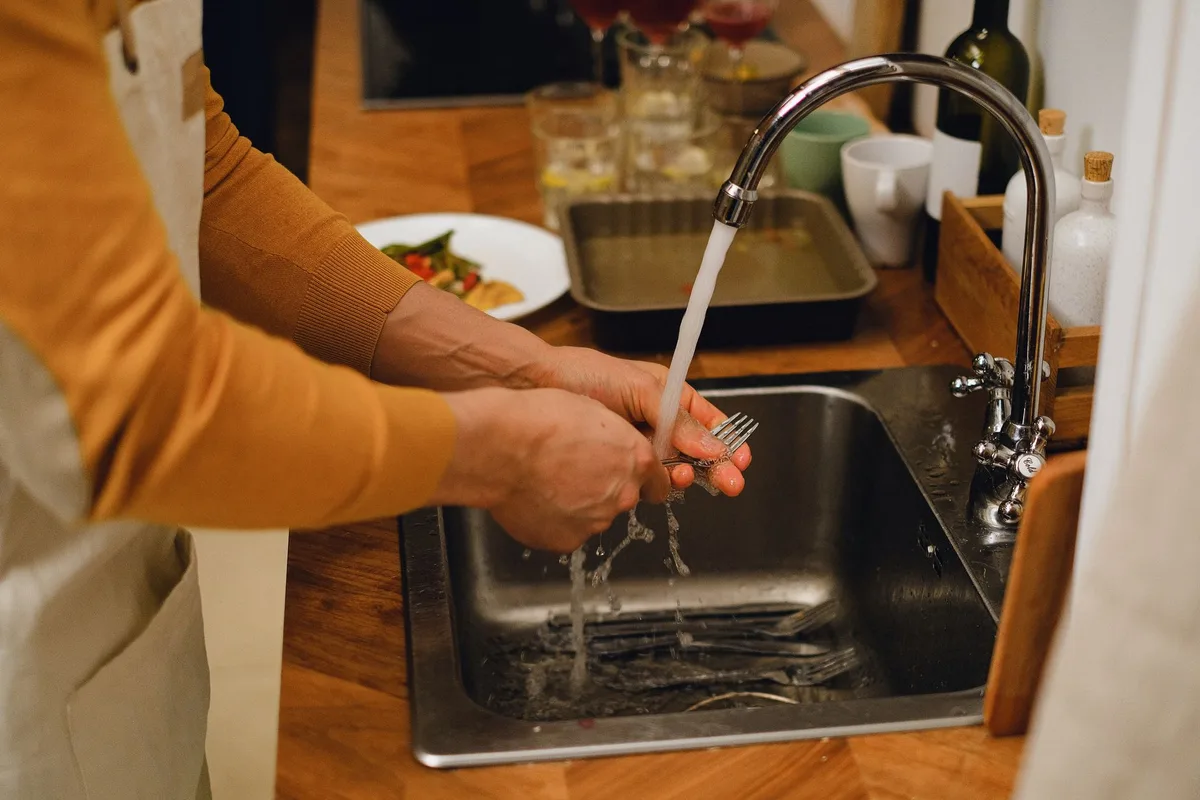 How to Use Baking Soda and Vinegar for Kitchen Sink Clog