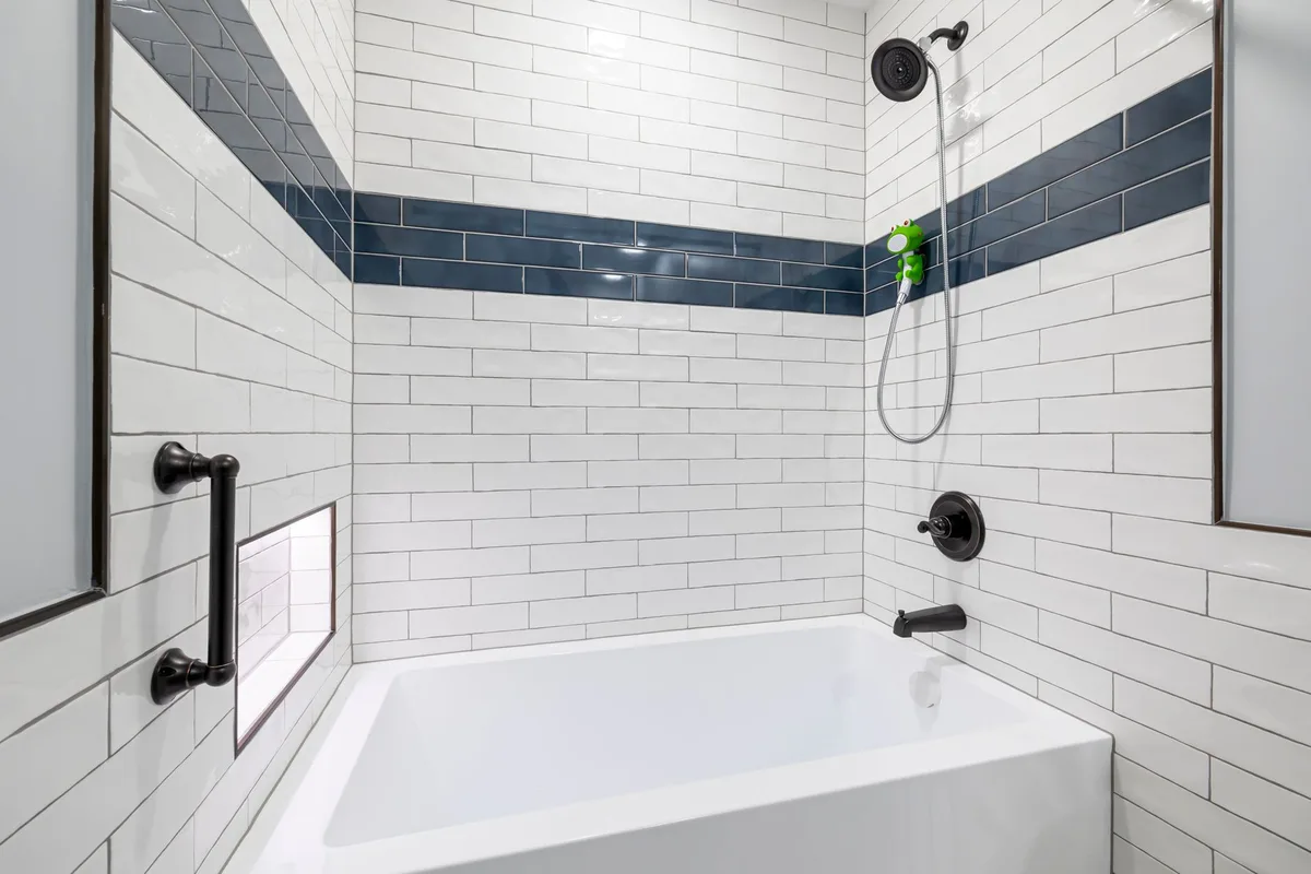 How to Seal a Bathtub Surround Properly