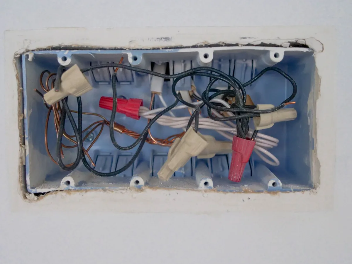 How to Wire a Wall Sconce With a Switch