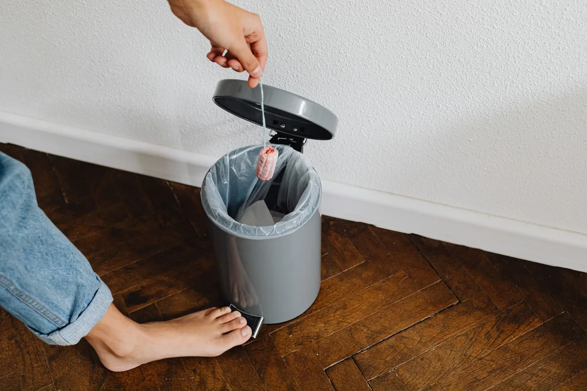 how to lock trash can lid