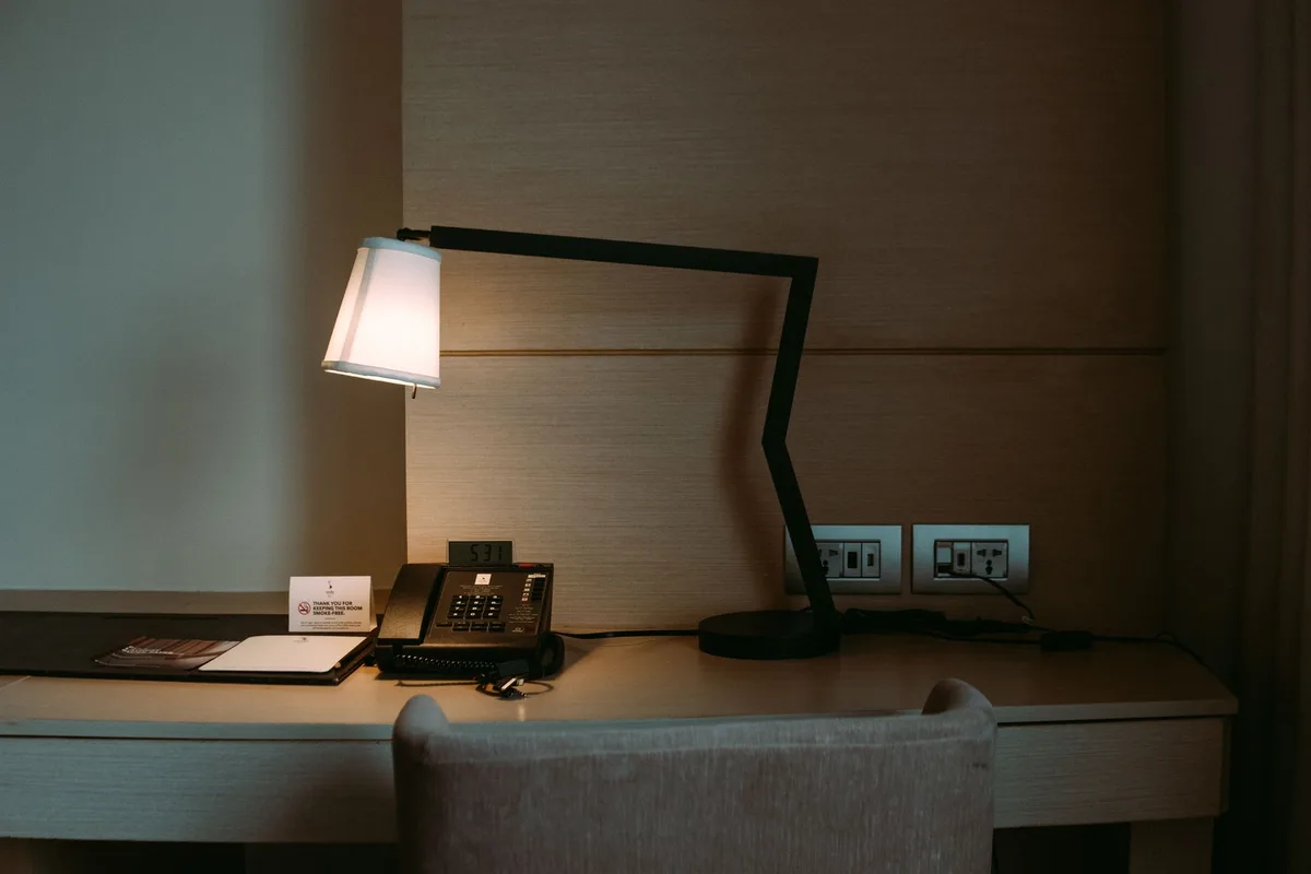 how to remove lamp socket