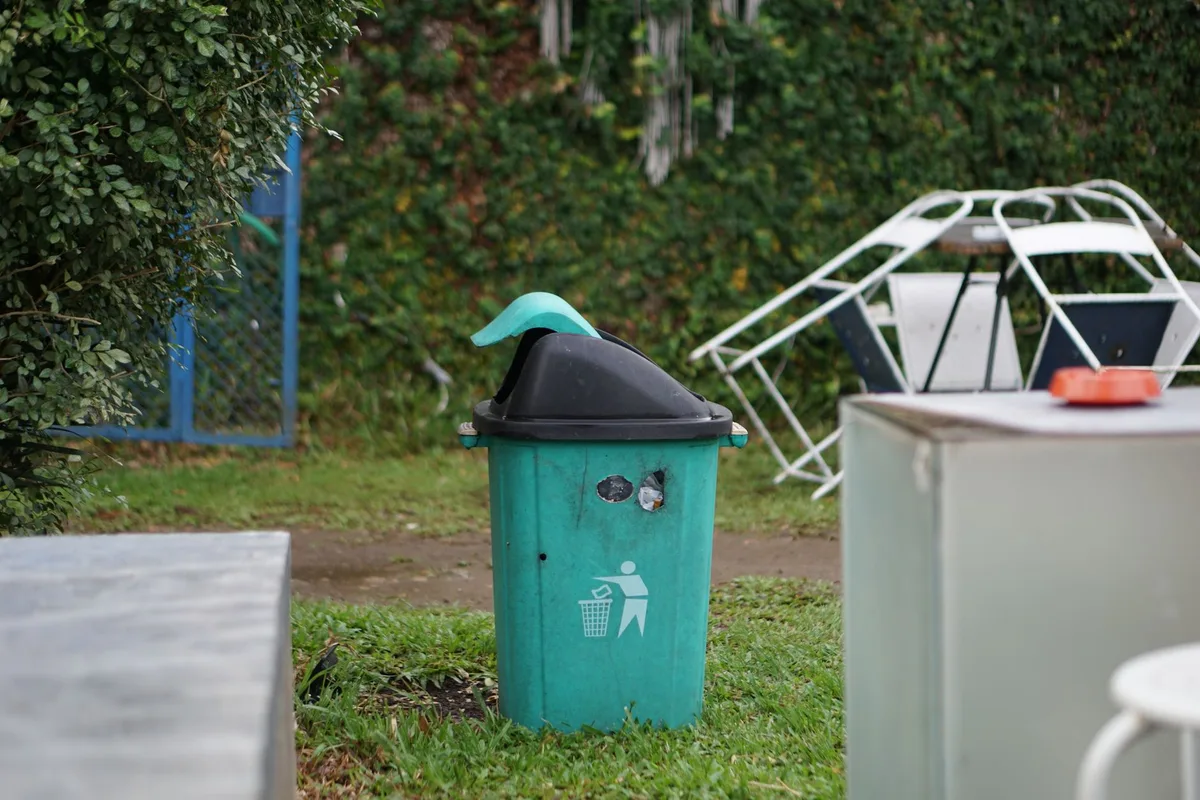 how to throw away a trash can