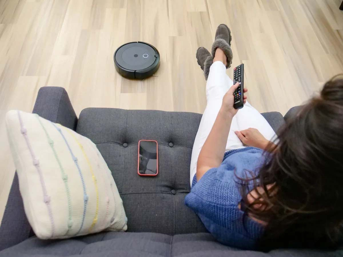 Robot vacuum brush roll maintenance